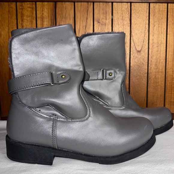 EXCELLENT CONDITIONS BOOTS FOR COLD WEATHER SIZE 8.5 HOME FREE SMOKE NO PETS - Picture 1 of 5